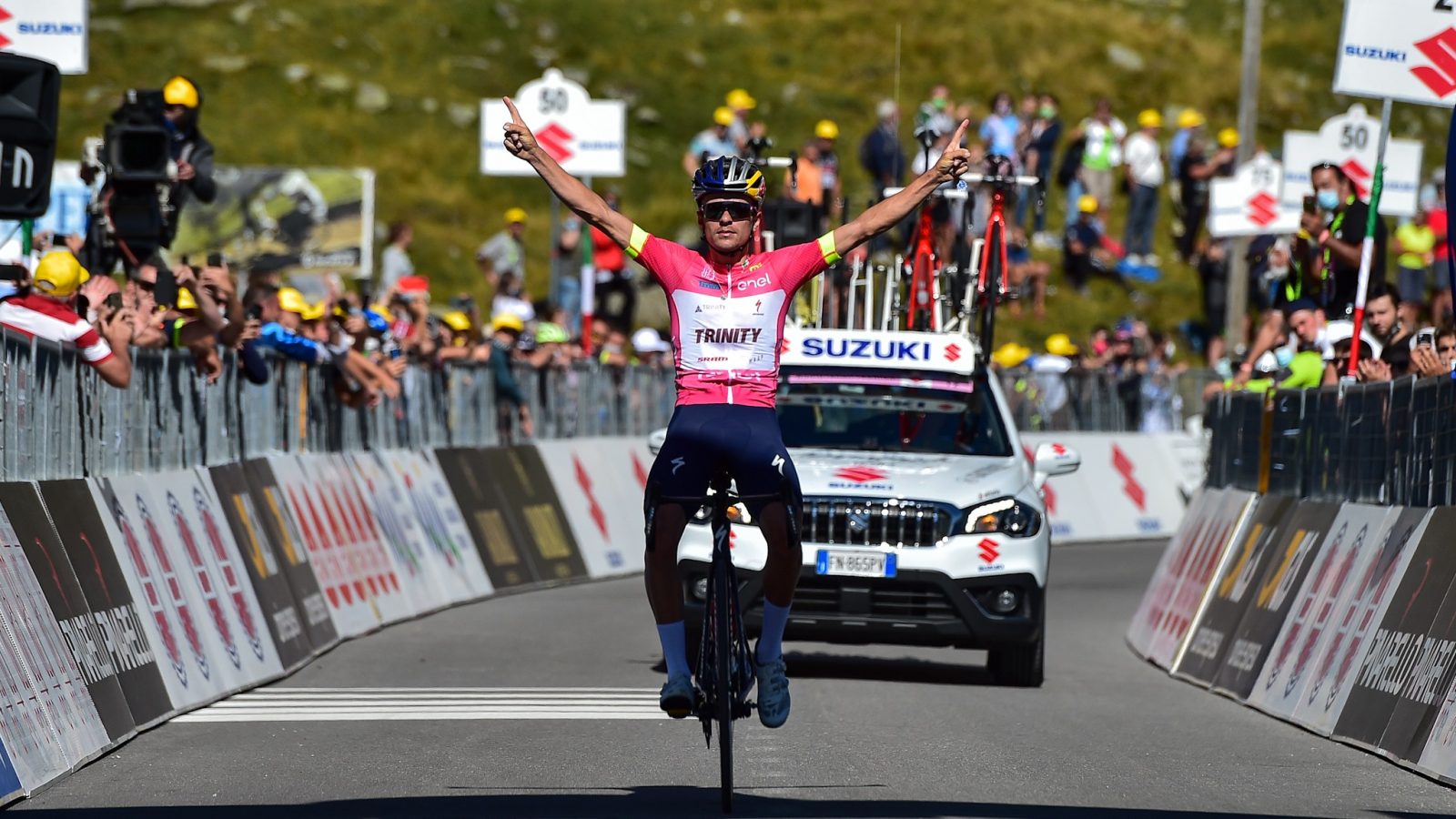 Thomas Pidcock vince la 7a tappa del Giro d'Italia under 23 ENEL davanti a Kevin Colleoni, diretto concorrente.