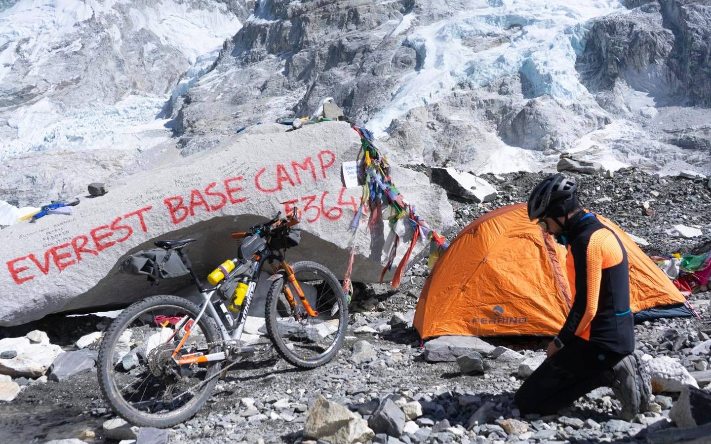 Omar Di Felice al campo base dell'Himalaya a quota 5364 in invernale