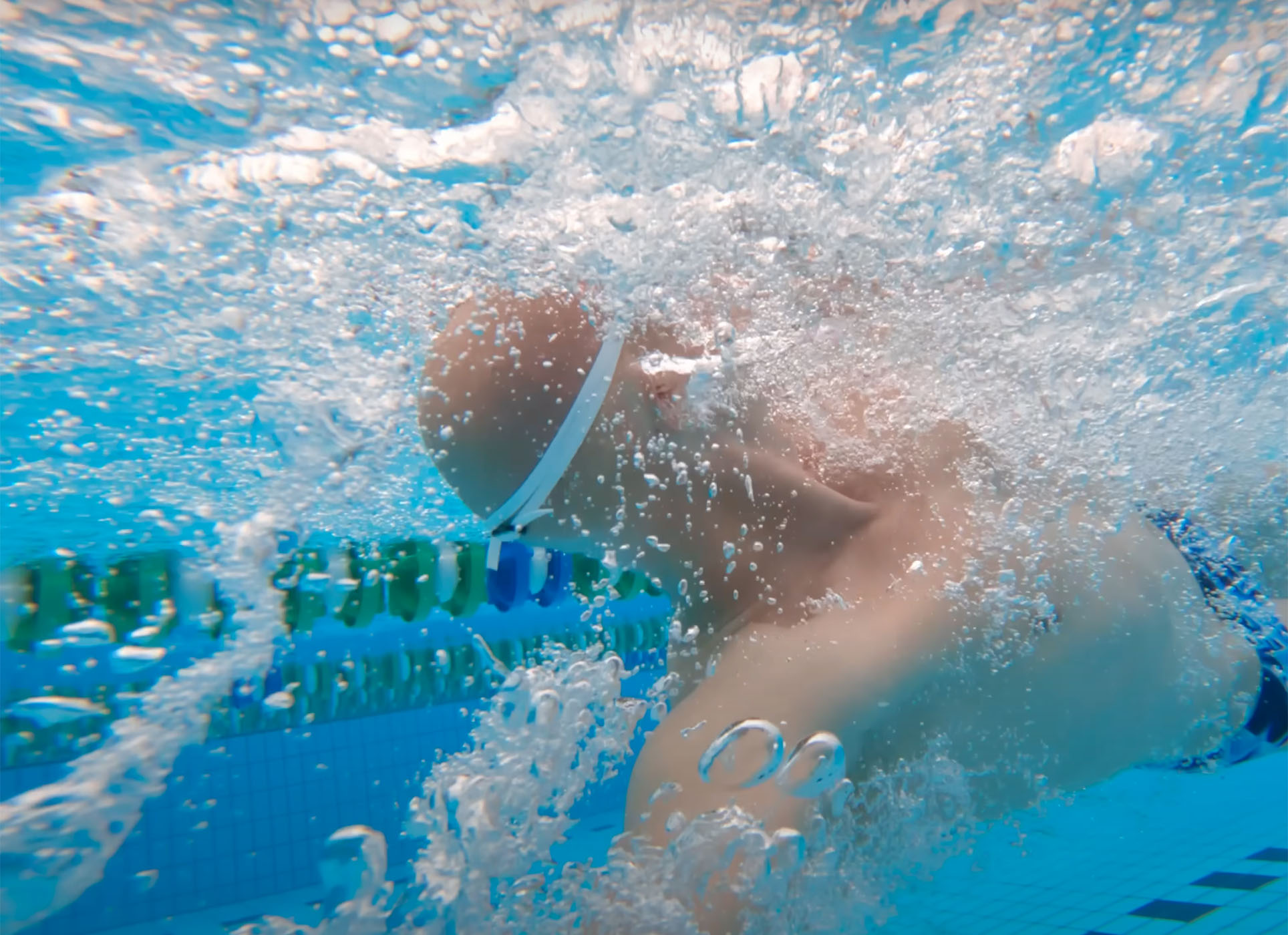 Allenamenti di nuoto con le pinne per rafforzare la gambata