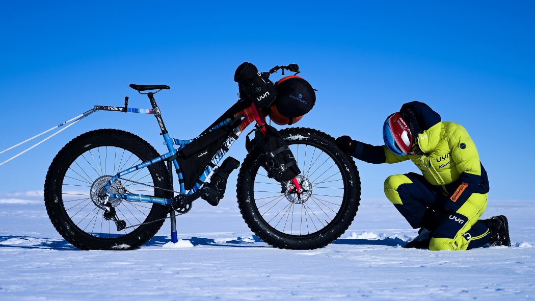 Omar Di felice e il suo Antartide in bicicletta