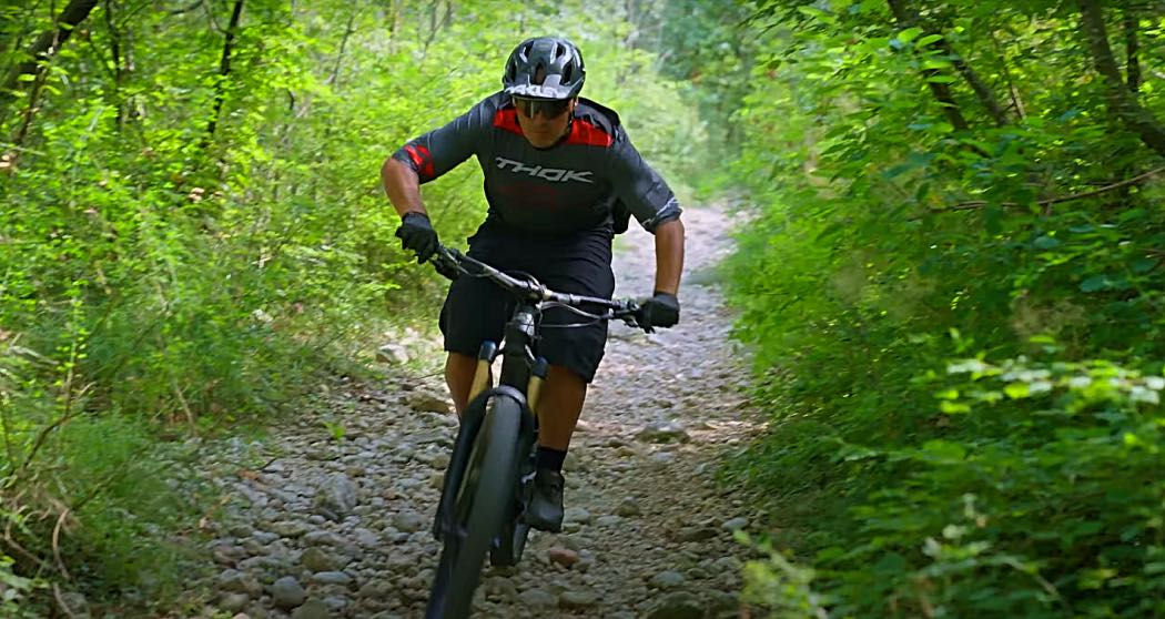 Discesa in e-mtb: cosa fare e cosa NON fare