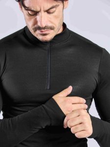 uomo indossa abbigliamento tecnico nero