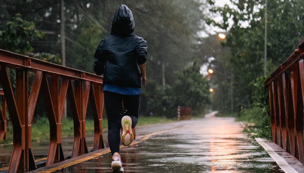 Correre sotto la pioggia e il freddo: benefici e consigli per una corsa sicura