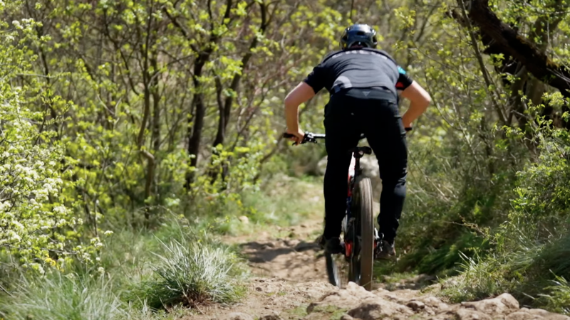 Supera la paura delle discese in e-MTB con la mentalità giusta