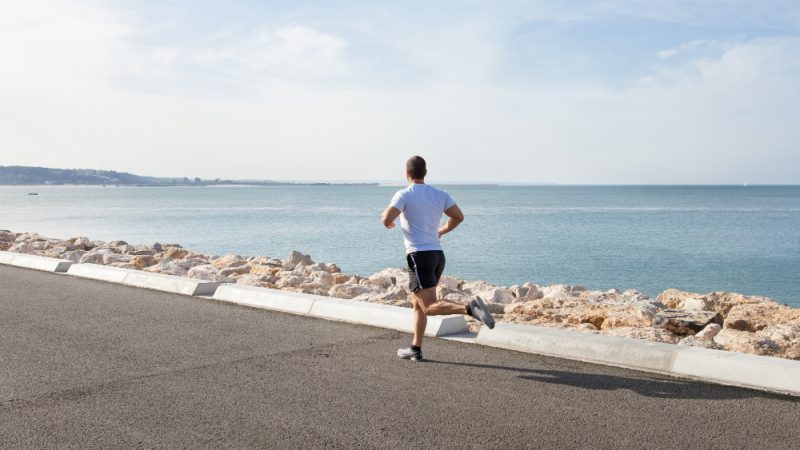 Correre in vacanza: come allenarsi d’estate senza stress