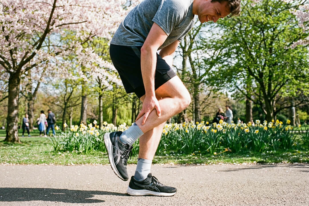 Il falso mito dei crampi (e come evitarli davvero con i primi caldi)