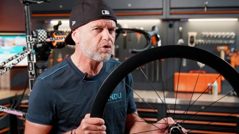 Copertoni gravel su cerchi in carbonio: i segreti per un montaggio senza stress