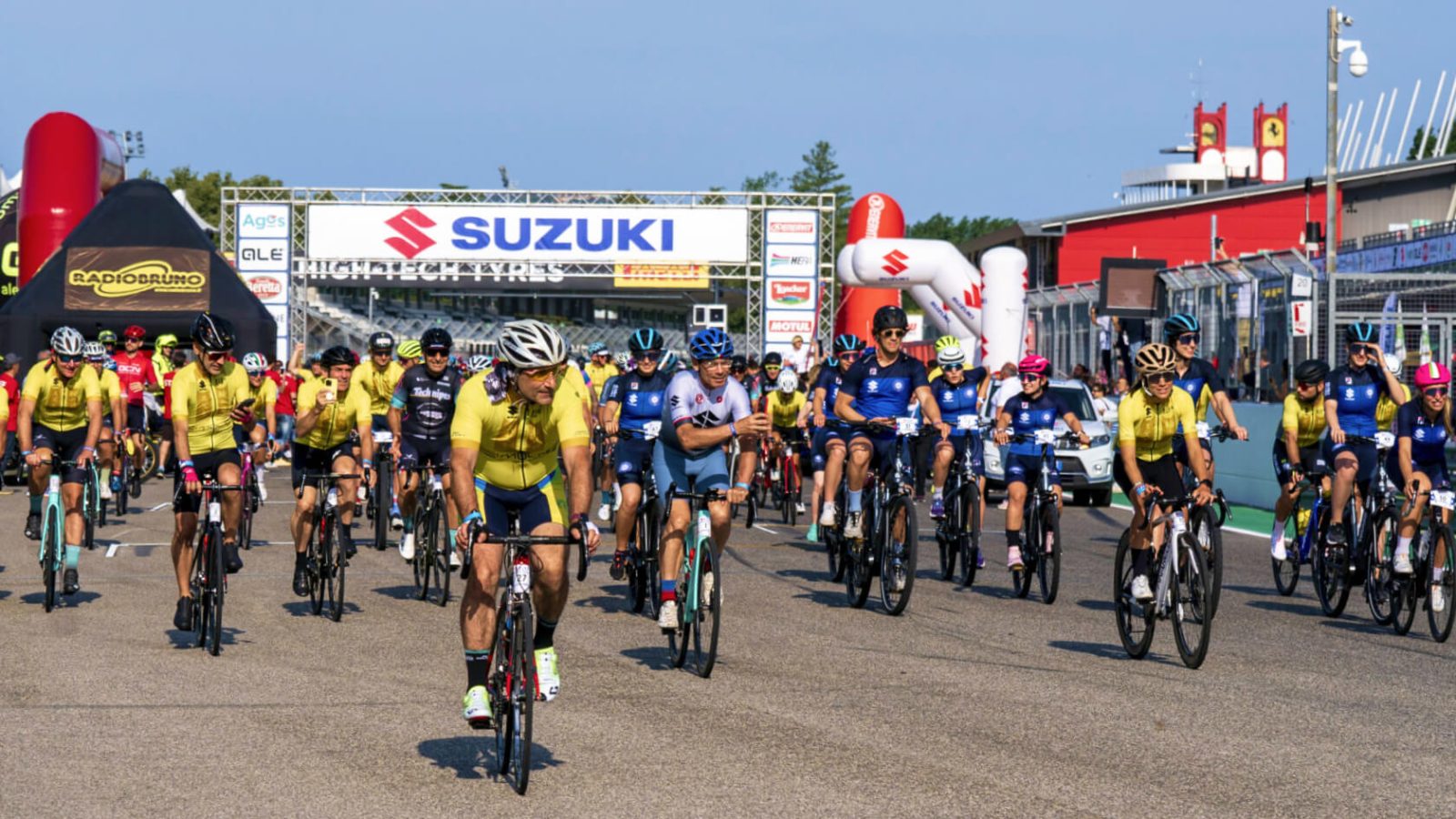 Scendi in pista a Misano e pedala con i campioni (facendo del bene)
